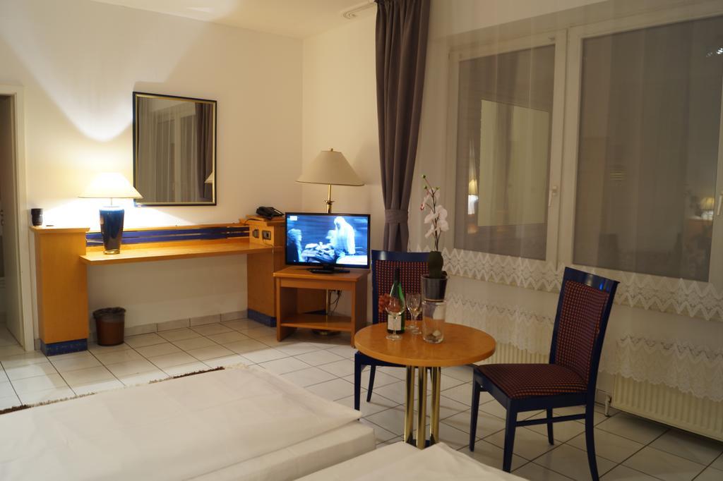 Hotel Rahlstedter Hof Гамбург Экстерьер фото