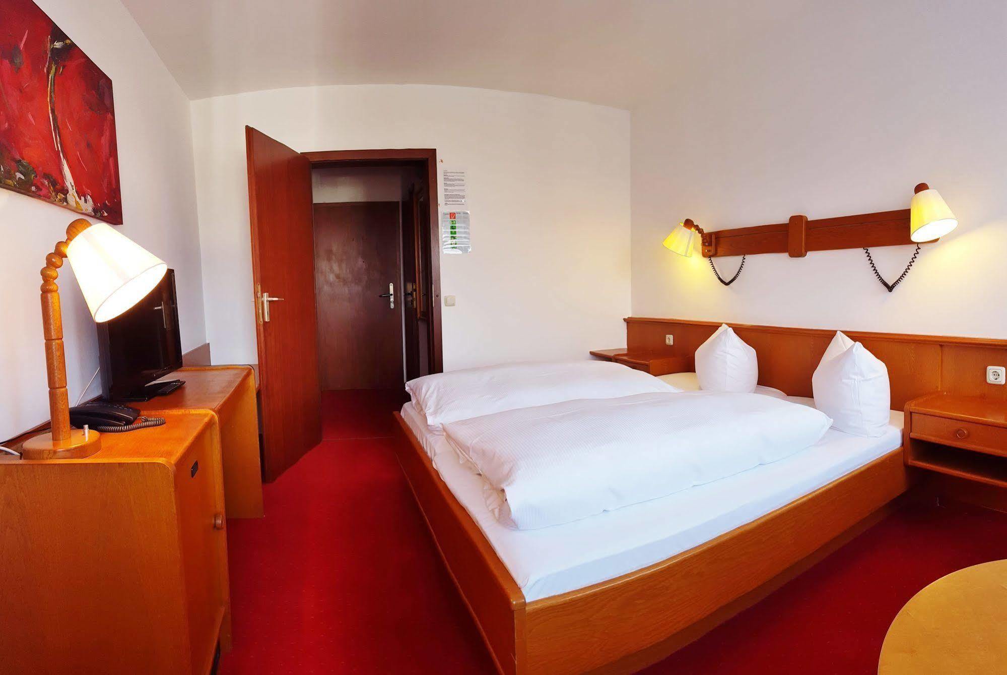 Hotel Rahlstedter Hof Гамбург Экстерьер фото